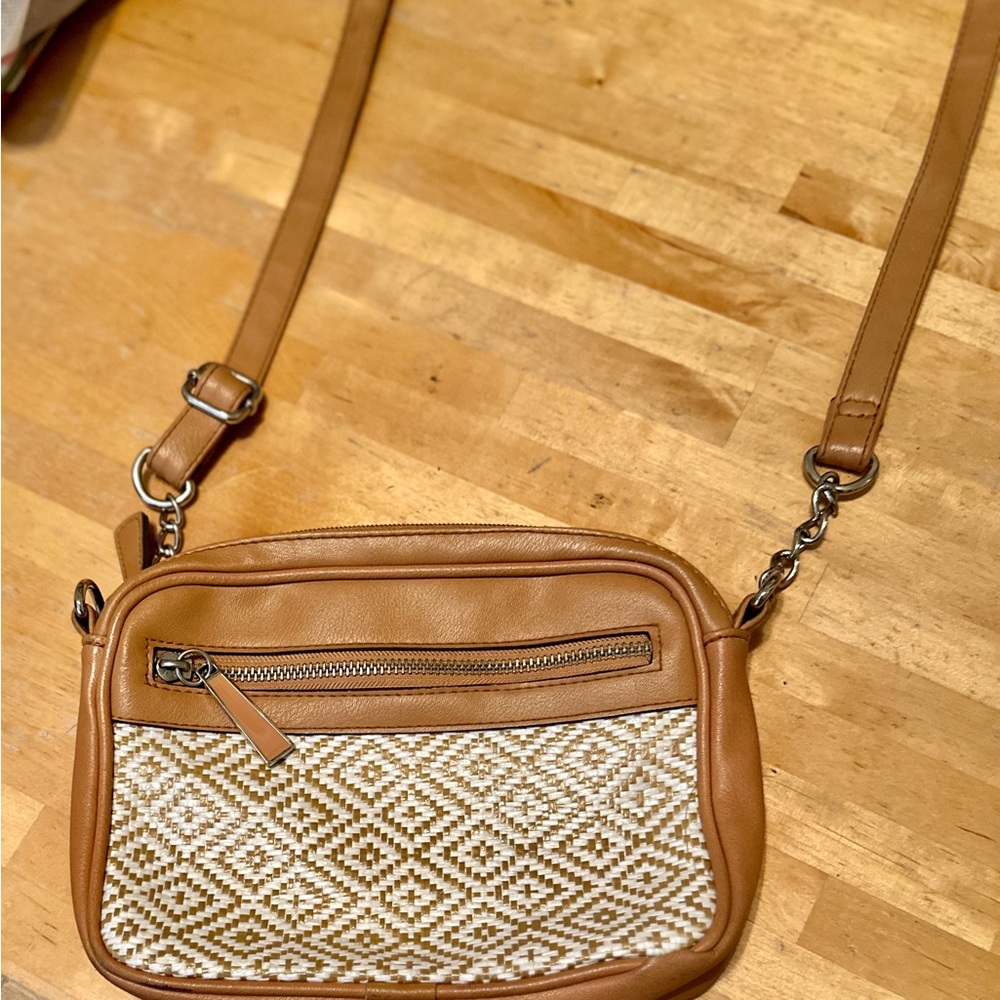 Hand weaved leather crossbody purse. Made in Peru.